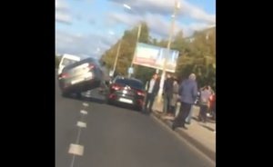 Соцсети: в Челнах водитель иномарки «припарковался» на другой машине