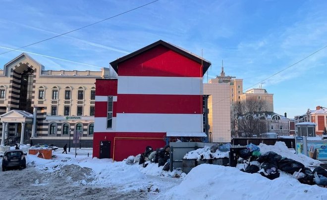 На туристической улице Казани обнаружена площадка, с которой долгое время не вывозится мусор