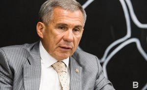 Рустам Минниханов вручил женщинам-ветеранам медали в честь 75-летия Победы