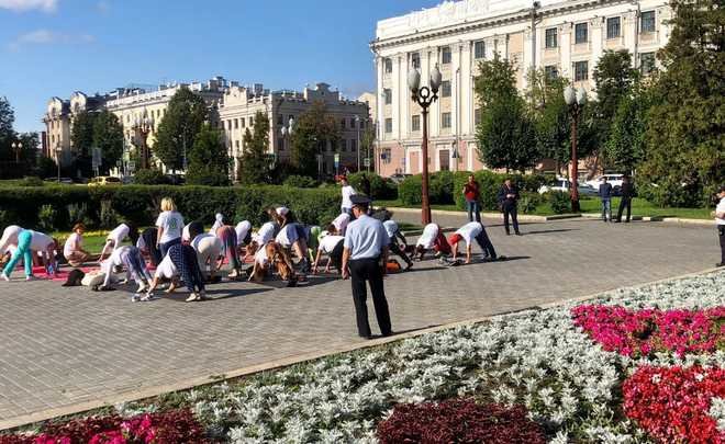 Казанские экоактивисты провели зарядку на площади Свободы
