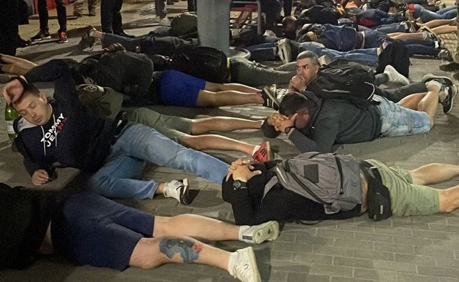 Появилось фото задержания футбольных фанатов на казанском вокзале