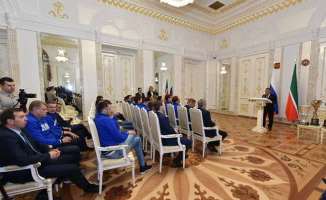 Минниханов вручил казанским волейбольным клубам «Зенит» и «Динамо» сертификаты на 5 миллионов рублей