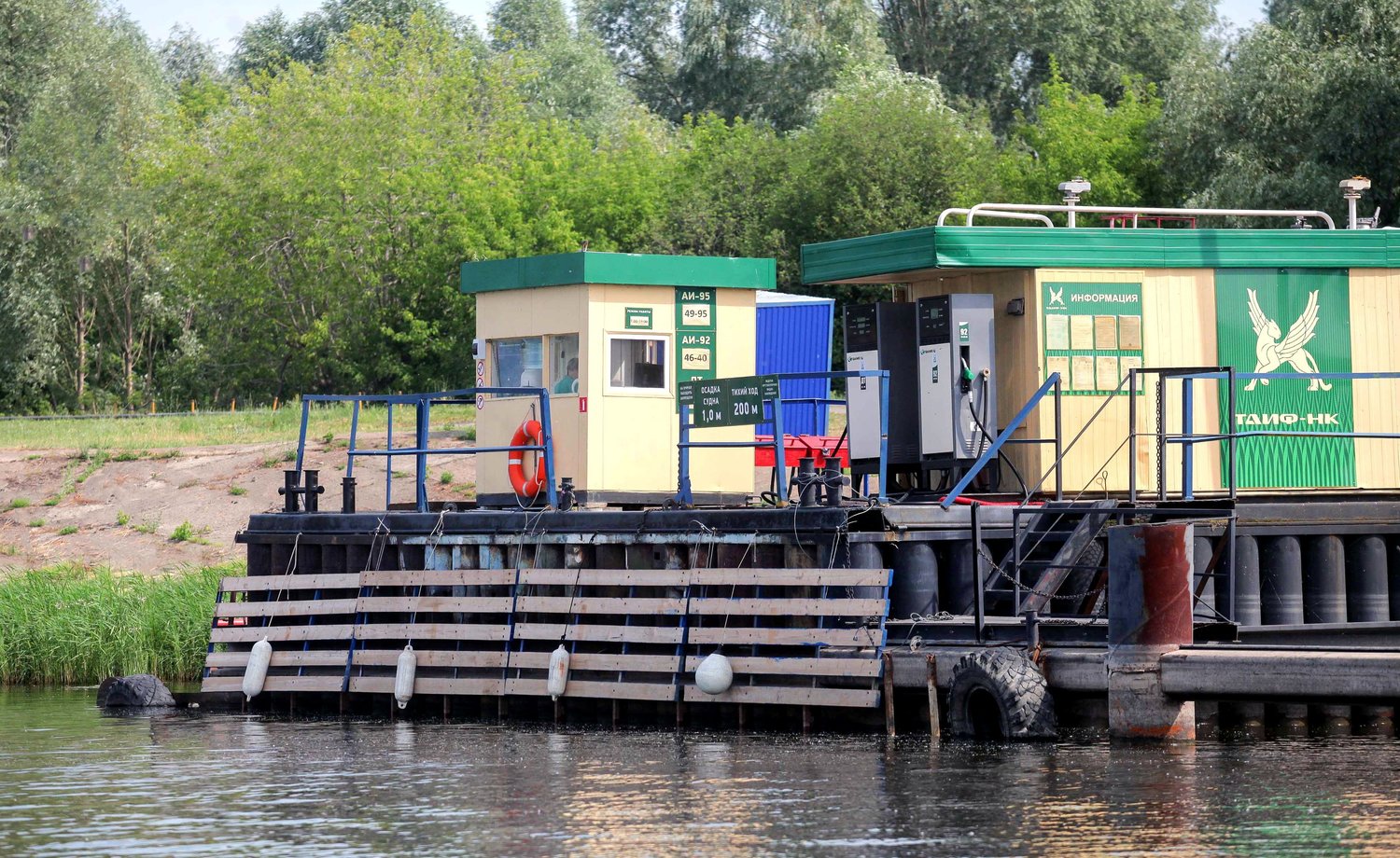 Водная ЗС ГК ТАИФ продолжает обслуживание владельцев речного транспорта —  Реальное время