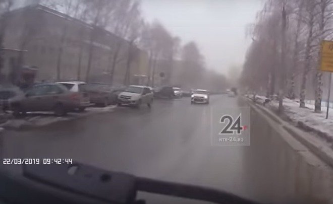 В Сети появилось видео момента нападения на полицейского в Нижнекамске