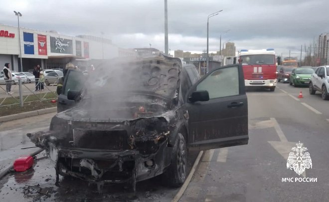 В Казани возле торгового центра «Южный» на ходу загорелся автомобиль