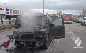 В Казани возле торгового центра «Южный» на ходу загорелся автомобиль