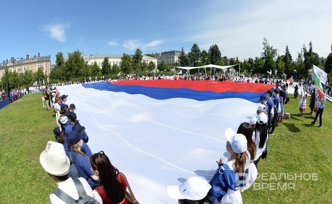 В центре Казани развернули самый большой флаг России в Татарстане