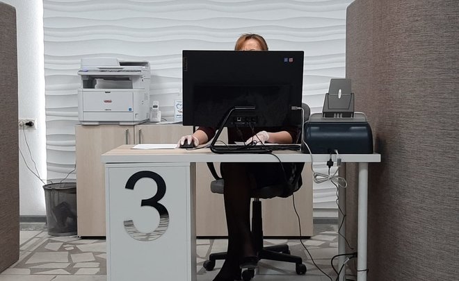 В администрации Кировского и Московского районов Казани сотрудники начали работать в перчатках