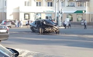 В Казани возле театра Камала столкнулись Mitsubishi и пассажирский автобус