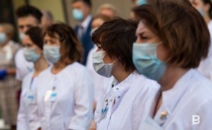«Коммерсантъ»: Минздрав предложил передать часть обязанностей врачей медсестрам
