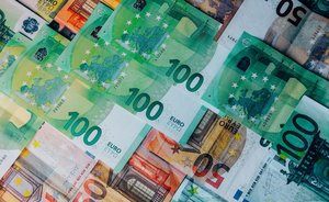 Курс евро на Мосбирже опустился ниже 76 рублей впервые с марта 2020