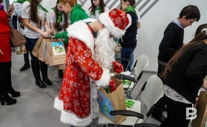 Исследование: самыми популярными новогодними подарками в этом году стали одежда, электроника и украшения