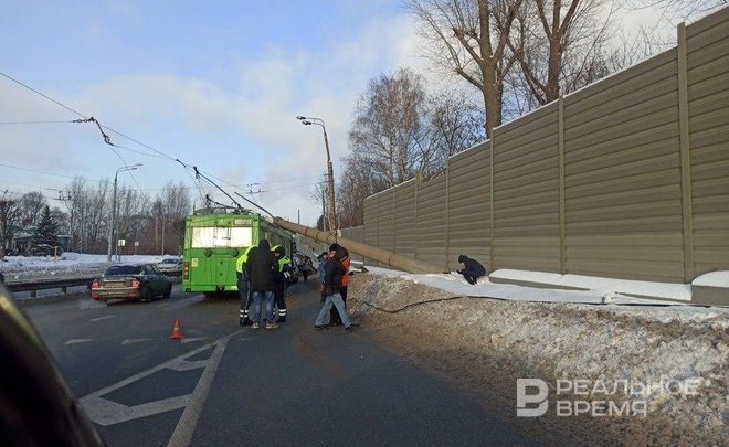 На крышу казанского троллейбуса упал столб
