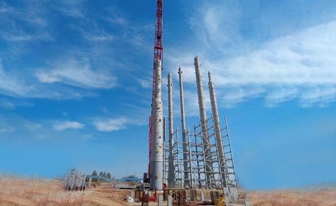 На этиленнике Нижнекамскнефтехима смонтирована колонна высотой 50 метров и весом 170 тонн