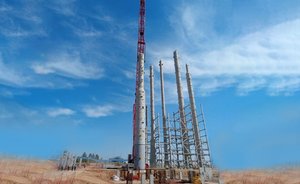 На этиленнике Нижнекамскнефтехима смонтирована колонна высотой 50 метров и весом 170 тонн