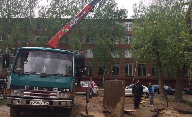 Протестующие жители Советского района выкорчевывают бетонные плиты на месте подъезда к стройке на Новаторов