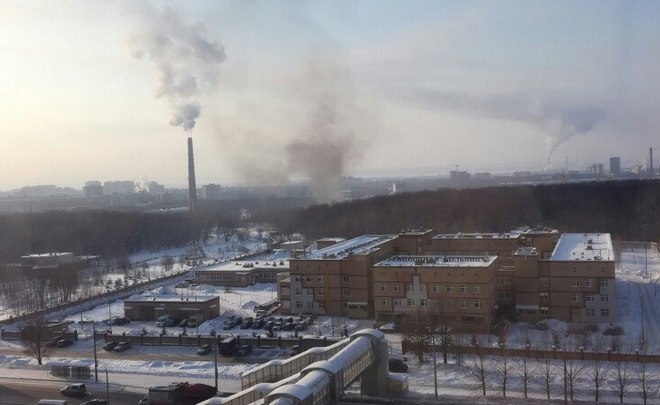 В Казани на территории мясокомбината загорелся заброшенный склад