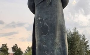 В парке Тысячелетия Казани неизвестные разрисовали памятник поэту Кул Гали