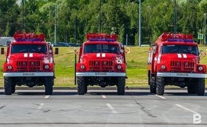 В Елабуге на пожаре в многоквартирном доме спасли женщину, эвакуировались 15 человек