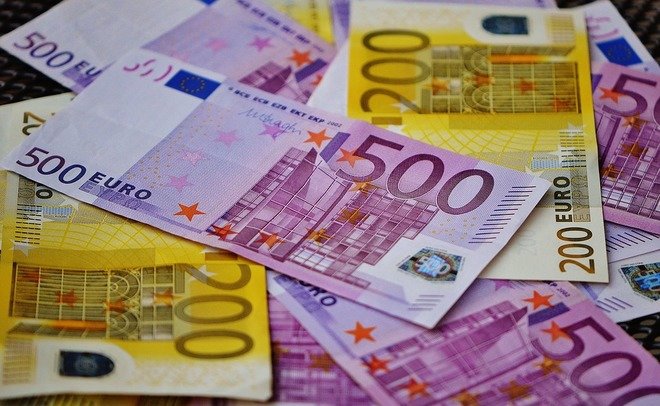 Курс евро превысил 79 рублей впервые с апреля