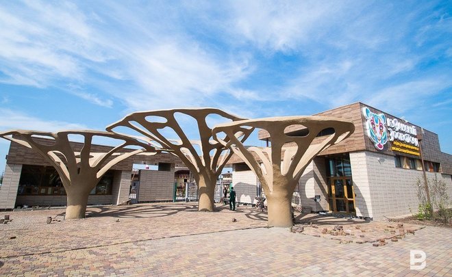 В новом казанском зоопарке нашли стенд, где среди африканских животных есть темнокожий человек