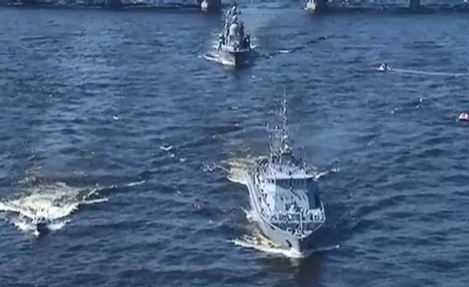 На параде ВМФ в Петербурге впервые прошел корабль-робот
