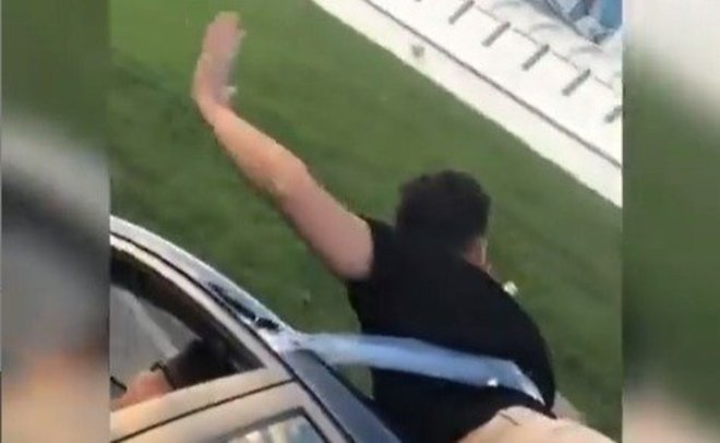 В Казани привлекли к ответственности водителя машины, перевозившего мужчину на крыше