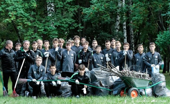 Футболисты «Нефтехимика-2007» собрали 18 мешков мусора в городском парке — пластик отправили на переработку