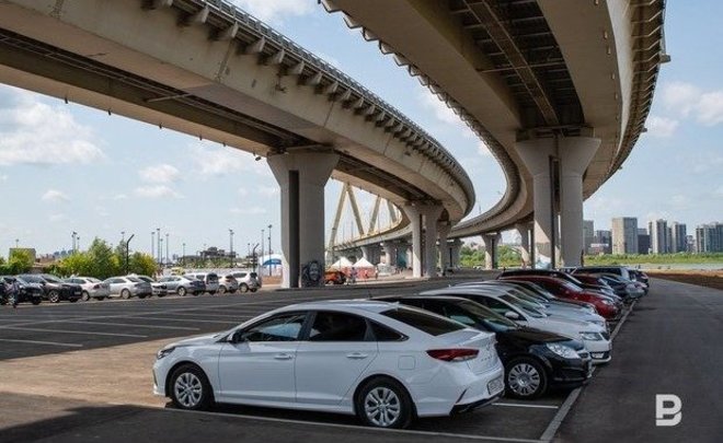 В Казани начнет работать в тестовом режиме платная парковка под мостом 