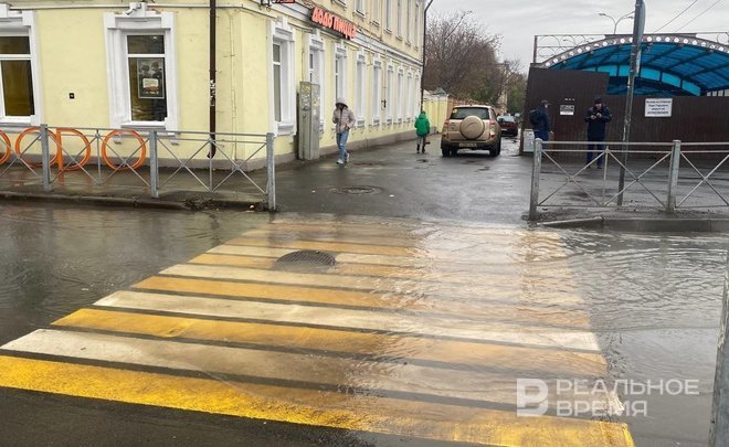 В Казани на улице Ершова прорвало канализацию