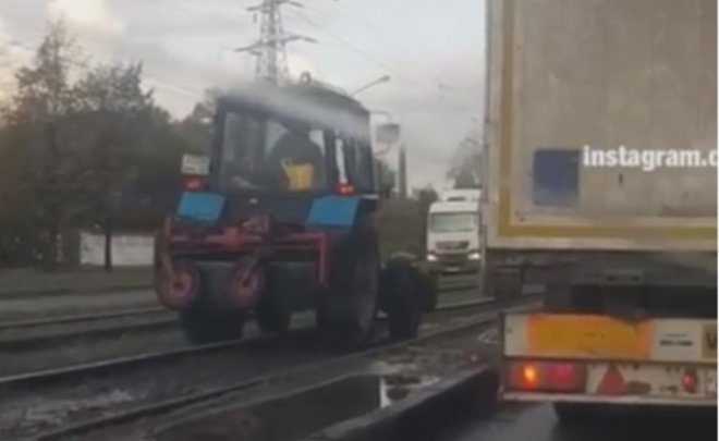 Соцсети: в Башкирии трактор обогнал пробку по трамвайным путям