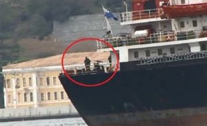 Турецкие СМИ опубликовали снимки российского судна с расчехленным пулеметом, проходящего Босфор