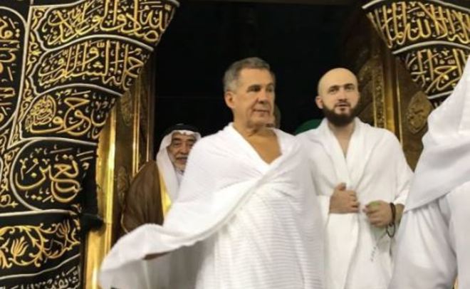 Рустам Минниханов поделился фотографиями и видео с малого паломничества в Мекке