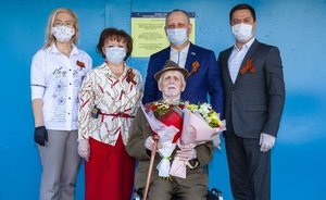 Руководство ТАИФ-НК посетило подшефного ветерана и поздравило его с 75-летием со Дня Победы