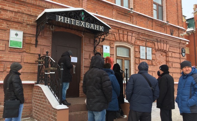 «ИнтехБанк» ограничил выдачу наличных при досрочном снятии вкладов до 10 тысяч рублей в день