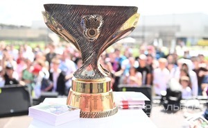 Трофей Суперкубка России доставили к «Ак Барс Арене» на лодке