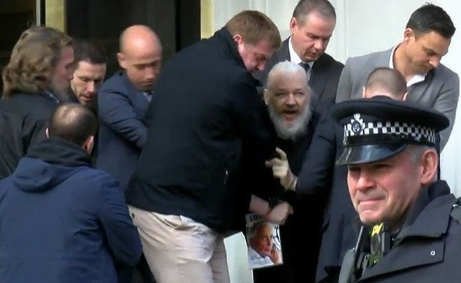 Суд по экстрадиции в США основателя WikiLeaks перенесли на сентябрь из-за коронавируса