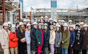 Юные художники посетили «Нижнекамскнефтехим», чтобы потом создать макет предприятия