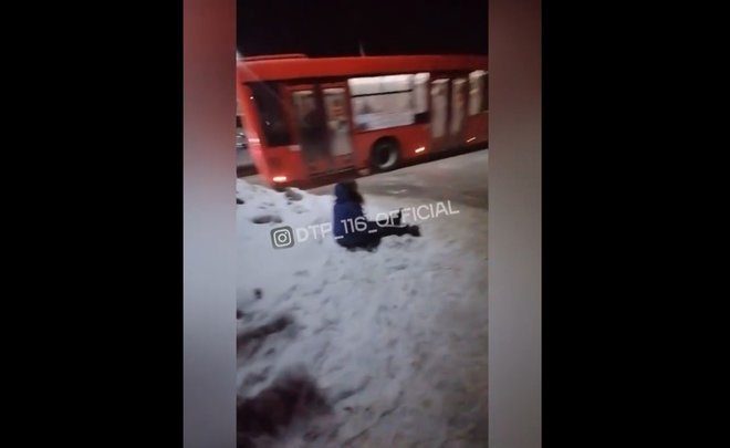 Видео из соцсетей: в Казани проводят проверку после того, как пассажирку высадили из автобуса в снег