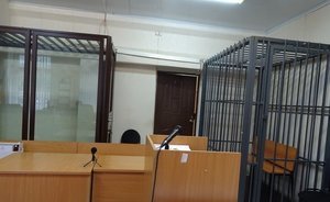В Госдуму внесли законопроект о запрете «клеток» для подсудимых в зале суда
