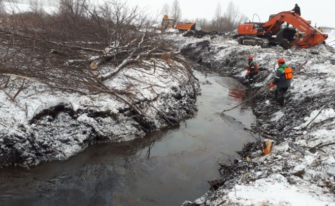 В Башкирии содержимое нефтепровода попало в реку