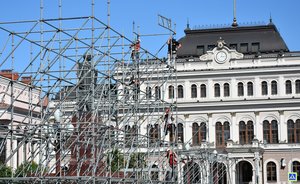 В Казани на площади Свободы начали монтировать сцену для парада Победы