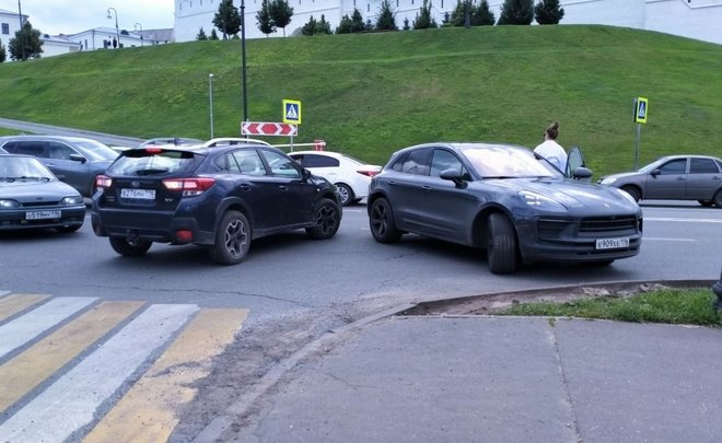 Возле Казанского кремля столкнулись Porsche и Subaru