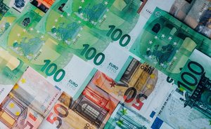 Курс евро опустился до 57 рублей впервые с мая 2015 года