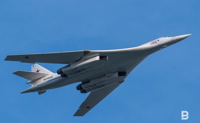 Минобороны опубликовало видео полета казанских Ту-160 в сопровождении самолетов НАТО
