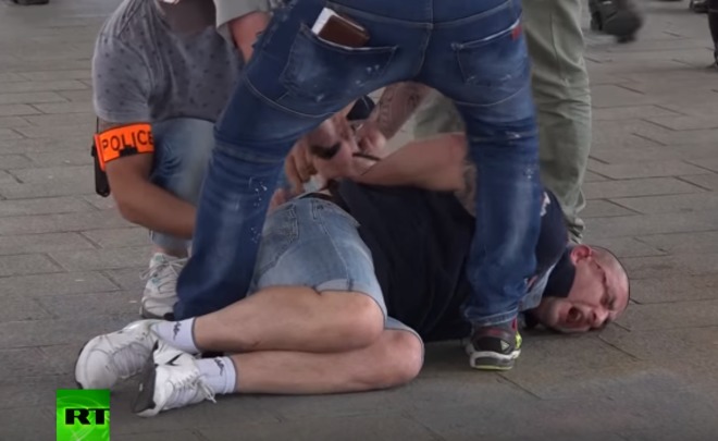 Украинские и польские футбольные фанаты устроили драку в Марселе, ВИДЕО