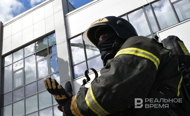 В Казани на крыше магазина «Бахетле» потушили пожар — горели стройматериалы