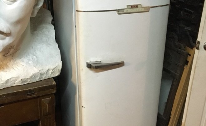 Открыли старый холодильник а там затерянная. Летний холодильник старый. Смерть в холодильнике детей.