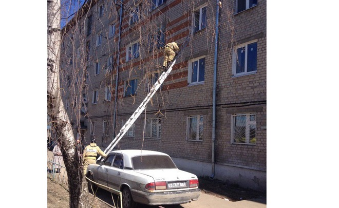 ​Казанские спасатели не дали пятилетней девочке упасть с третьего этажа