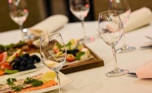 В Москве банкеты разрешили проводить лишь в COVID-free ресторанах